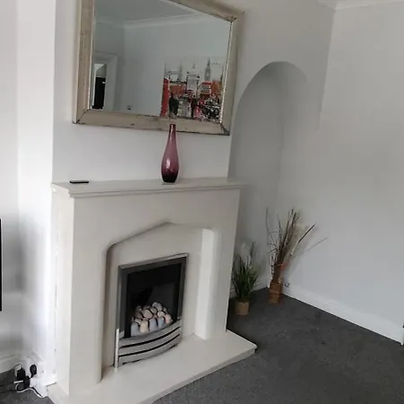 Brackenfield House In Great Barr, Near Alexander Stadium And M6, With Free Parking And Easy Access To Walsall, West Brom, Aston Football Ground, Star And Centre Birmingham