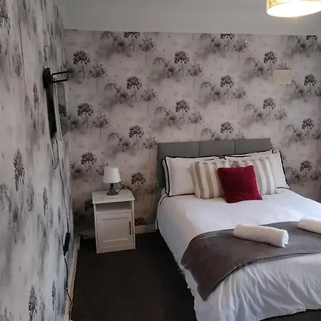 Brackenfield House In Great Barr, Near Alexander Stadium And M6, With Free Parking And Easy Access To Walsall, West Brom, Aston Football Ground, Star And Centre