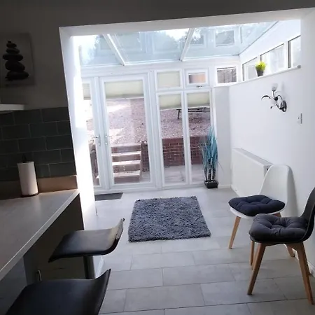 Brackenfield House In Great Barr, Near Alexander Stadium And M6, With Free Parking And Easy Access To Walsall, West Brom, Aston Football Ground, Star And Centre Apartment
