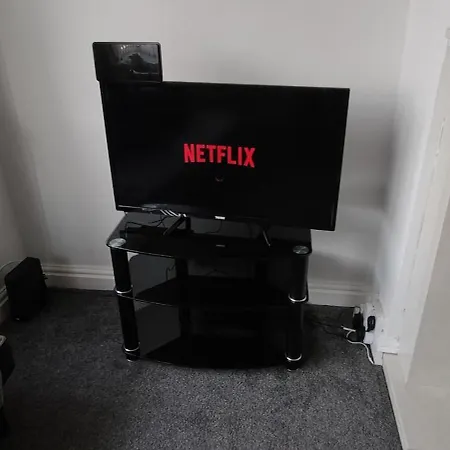 Brackenfield House In Great Barr, Near Alexander Stadium And M6, With Free Parking And Easy Access To Walsall, West Brom, Aston Football Ground, Star And Centre Apartment Birmingham
