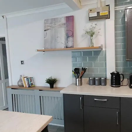 Brackenfield House In Great Barr, Near Alexander Stadium And M6, With Free Parking And Easy Access To Walsall, West Brom, Aston Football Ground, Star And Centre *