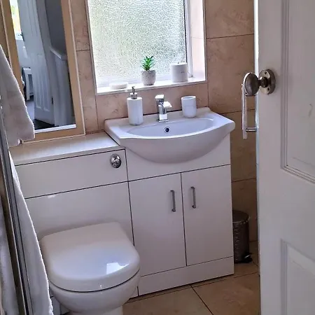Brackenfield House In Great Barr, Near Alexander Stadium And M6, With Free Parking And Easy Access To Walsall, West Brom, Aston Football Ground, Star And Centre Apartment *